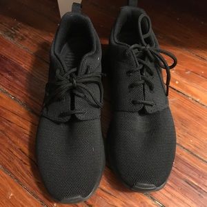 Black Nike Roshe